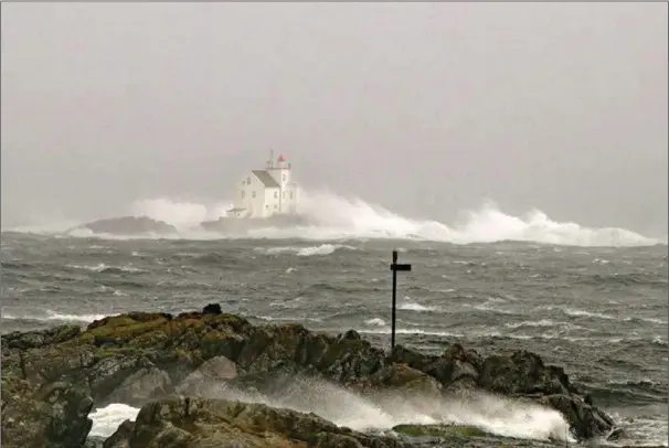  ?? FOTO: MAGNE STORØY ?? «Knud» herjet med Katland fyr. Bildet er fra stormen på fredag.