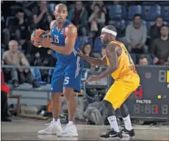  ??  ?? CALIDAD. Jayson Granger, ante Tyrese Rice durante esta Euroliga.