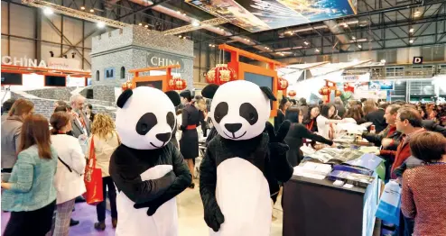  ?? VCG ?? Dos osos panda en el stand de China en la Feria Internacio­nal de Turismo 2018 en España.