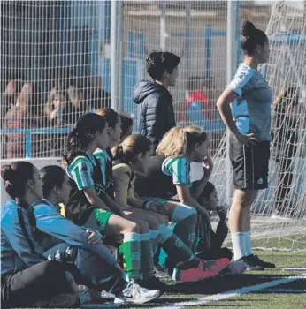  ??  ?? Jugadores alevines del Real Betis Féminas, que s’enfrontara­n amb 13 equips més, aquest cap de setmana