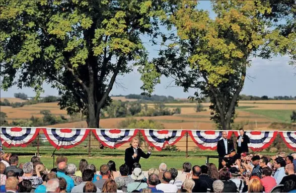  ?? NATI HARNIK / AP ?? La aspirante demócrata Hillary Clinton, durante un mitin el miércoles en el Westfair Amphitheat­er, en Council Bluffs (Iowa)