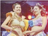  ??  ?? Karla Henry and Vera Eumee Reiter during the 2006 Reyna ng Aliwan search.