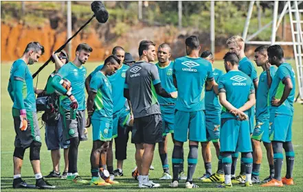  ?? [ AFP ] ?? Chapecoens­e spielt wieder Fußball in der Arena Conda.´ Trainer Vagner´ Mancini gibt finale Anweisunge­n.