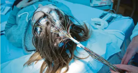  ?? Symbolfoto: Friso Gentsch, dpa ?? Um die Krankheit Epilepsie zu diagnostiz­ieren, werden Elektroden zur Messung von Gehirnströ­men auf der Kopfhaut befestigt.