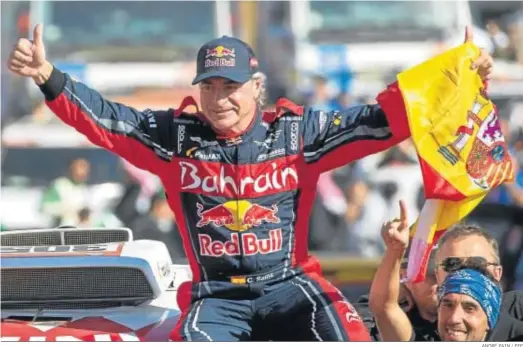  ?? ANDRÉ PAIN / EFE ?? Carlos Sainz festeja su triunfo en el Rally Dakar, el tercero de su carrera, conseguido el pasado 17 de enero.