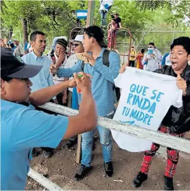  ?? AFP ?? Protesta. En las afueras de la sede del diálogo, en contra de Ortega.