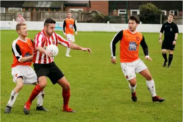  ?? Pictures: Graham Tabor ?? Chris Newlove and Nick Bateman try to regain possession