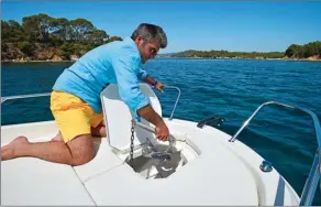  ??  ?? Notre bateau d’essai était un prototype : le chantier annonce une modificati­on de l’agencement des coussins autour de la baille à mouillage pour loger le guindeau.