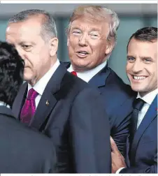  ??  ?? NATO-Ratpack: Macron, Trump und Erdoğan geben sich launig
