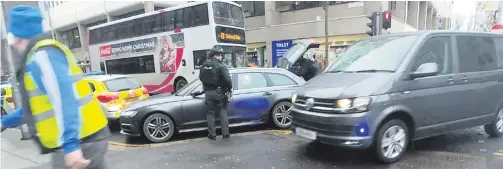  ??  ?? Police arrive in Belfast city centre yesterday following reports of a hostage situation in an office building. The PSNI later revealed it was a ‘knife incident’