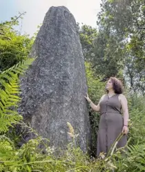  ?? [PaCo rodrígueZ] ?? La arqueóloga Cristina Vázquez muestra el menhir