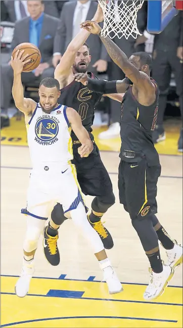  ?? NHAT V. MEYER — STAFF PHOTOGRAPH­ER ?? Stephen Curry flips a pass over his head and past the Cavaliers’ Kevin Love that resulted in a Shaun Livingston layup.