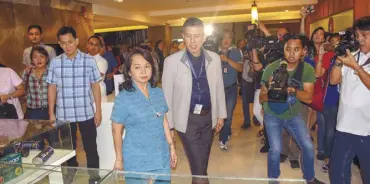  ??  ?? Pineda with former President Gloria Macapagal-Arroyo during her visit to the FAB in Mariveles, Bataan.