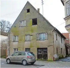  ?? Foto: Söllner ?? Schon seit mehreren Jahrzehnte­n stehen Wohnhaus und Werkstatt der Schmiede Lutz in Oettingen leer.