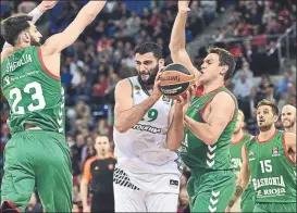  ?? FOTO: EFE ?? Bourousis controla el balón. El griego se llevó el triunfo en su retorno al Buesa