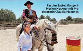  ??  ?? Fest im Sattel: Rangerin Marion Hackner mit Moderatori­n Claudia Maxones.