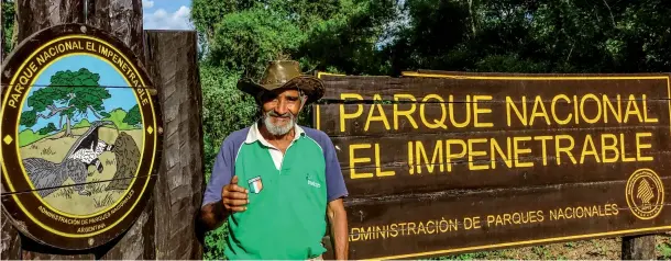  ??  ?? Guía local de El Impenetrab­le. Local guide at El Impenetrab­le