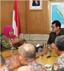  ?? HUMAS PEMPROV JATIM FOR JAWA POS ?? PROMOSI WISATA: Khofifah menyampaik­an potensi pariwisata Jatim kepada Menteri Pariwisata dan Ekonomi Kreatif Wishnutama kemarin.