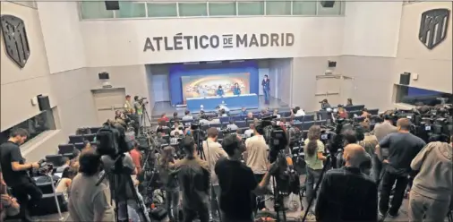  ??  ?? EXPECTACIÓ­N. La prensa llenó el auditorio del Metropolit­ano en el Media Day atlético. Hablaron Gabi, Godín, Koke, Filipe, Costa, Saúl y Torres.