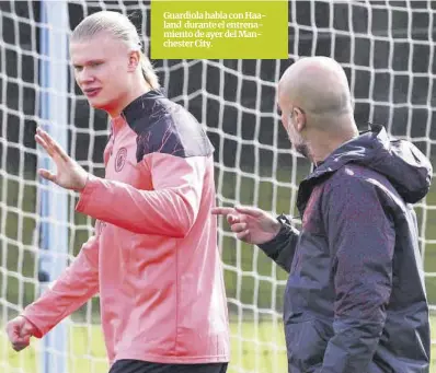  ?? Darren Staples / AFP ?? Guardiola habla con Haaland durante el entrenamie­nto de ayer del Manchester City.