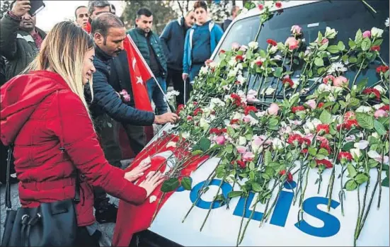  ?? BULENT KILIC / AFP ?? Dolor a Istanbul. Una jove plora al costat d’un furgó de la policia cobert de flors en honor a les víctimes, al costat de l’estadi del club de futbol Besiktas