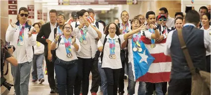  ??  ?? Parte de la delegación boricua que arribó anoche a la Isla procedente de Los Ángeles.