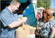  ?? FILE PHOTO ?? Al Videtto sells a bag of apples to a visitor to the 2011 Arkansas Apple Festival. Apples are sold each year at the festival by the Lincoln Masonic Lodge.