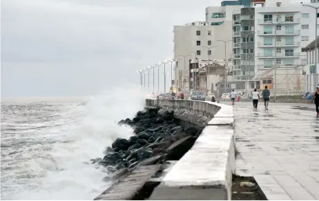  ??  ?? Autoridade­s estatales indican que Katia tocará la costa veracruzan­a hoy, entre Tamiahua y Palma Sola. Se espera que aumente el potencial de lluvias y tormentas en la zona centro y norte de la entidad.