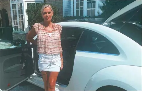  ?? PRIVATFOTO ?? Janni Ree med sin nye bil, som hun og Karsten kørte på ferie i.