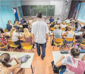  ?? FOTO: WOLFRAM KASTL/DPA ?? In der Region, vor allem im ländlichen Bereich, fehlen Lehrer.