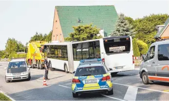  ?? FOTO:DPA ?? Ein Linienbus, in dem am Nachmittag ein Fahrgast Mitreisend­e mit einem Messer angegriffe­n hat, wird am Abend vom Tatort abgeschlep­pt.