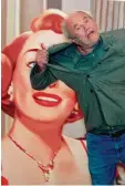  ?? Foto: afp ?? James Rosenquist macht Faxen vor sei nem Bild von Joan Crawford.