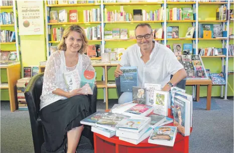  ?? FOTO: ANTHIA SCHMITT ?? Martina Feldt, Leiterin der Stadtbüche­rei, und Buchhändle­r Michael Schlageter geben Büchertipp­s für die Ferienzeit.