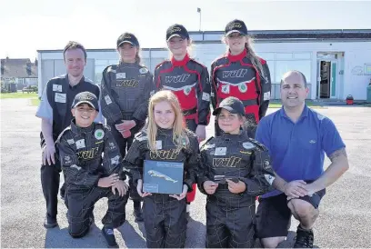  ??  ?? The Porthcawl Primary School Formula One challenge team, pictured with the school’s deputy head teacher Evan Richards and Robert Aldridge from Ford Bridgend