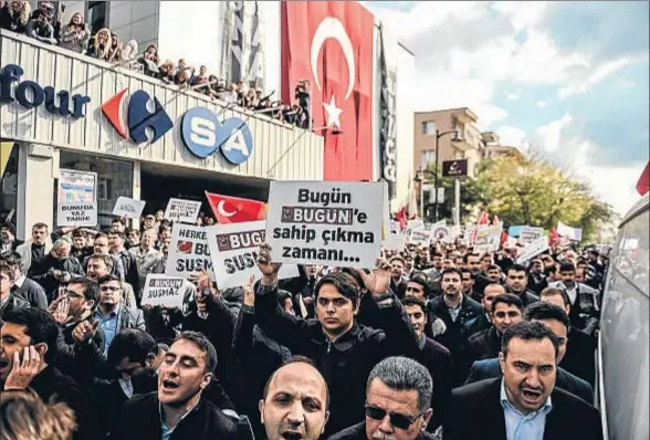  ?? OZAN KOSE / AFP ?? Seguidores del diario turco Bugun se manifiesta­n ante su sede en Estambul contra la presión del Gobierno del AKP sobre los medios