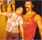  ??  ?? PHOTO FACEBOOK Dwayne « The Rock » Johnson (à gauche) a suivi les pas de son père en devenant à son tour lutteur.