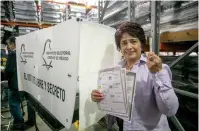  ?? ?? LA PRESIDENTA del IECM, Patricia Avendaño, ayer, al mostrar el material electoral para la votación del 2 de junio.