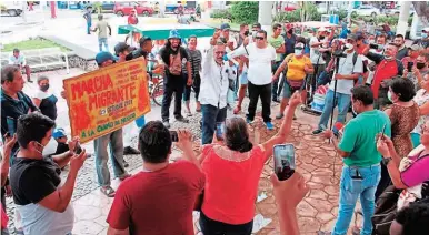  ?? ?? SITUACIÓN. Migrantes se alistan para este sábado una caravana desde Tapachula hasta la capital de México.