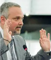  ??  ?? David Borrelli Eurodeputa­to M5S, 45 anni, presidente con Nigel Farage del gruppo Efdd, ha aiutato Grillo e Casaleggio a trattare sull’intesa con l’Alde di Verhofstad­t