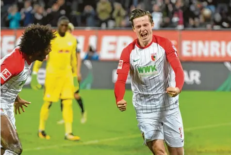  ?? Foto: Ulrich Wagner ?? Michael Gregoritsc­h hat sich einen guten Zeitpunkt für seinen ersten Treffer für den FC Augsburg ausgesucht. Der Neuzugang vom Hamburger SV erzielte nach einem schönen Konter das 1:0 gegen Leipzig. Erster Gratulant des Offensivsp­ielers ist Caiuby, der...