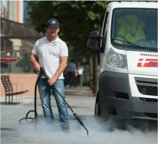  ??  ?? In azione contro gomme da masticare e adesivi sul viale Stazione