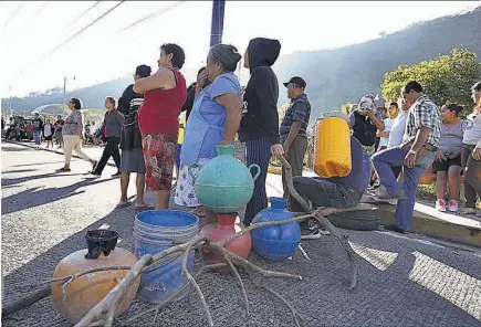  ??  ?? Queja constante. Distintas comunidade­s aledañas a la autopista Comalapa han cerrado la vía en los últimos años y en varias ocasiones para exigir el servicio de agua.