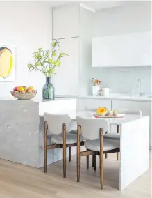  ?? JENNY KIRSCHNER ?? Jenny Kirschner used a sleek and surprising­ly affordable Ann Sacks ceramic mosaic tile to give this kitchen backsplash a simple and timeless beauty.