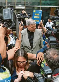  ?? Foto: Crosling, afp, dpa ?? Kardinal George Pell, als Finanzchef die ehemalige Nummer drei im Vatikan, verlässt das Gericht in Melbourne – als verurteilt­er Sexualstra­ftäter.