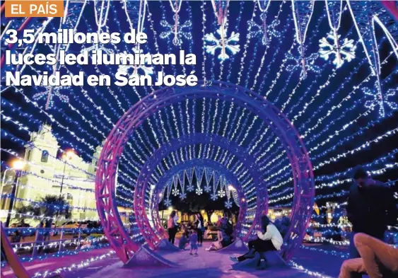  ?? JORGE CASTILLO ?? La luz de la Navidad invita a caminar por la capital, donde la Municipali­dad de San José lleva alegría con el “Avenidazo” y la CNFL iluminó 3,5 km de calles con luces led. En la plazoleta frente a la iglesia de la Soledad, un túnel de colores atrae a los caminantes a tomarse fotos.