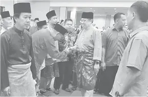  ??  ?? BERTANYA KHABAR: Ketibaan Abang Johari telah disambut mesra tetamu yang hadir pada Majlis Rumah Terbuka Hari Raya Aidilfitri Pusat Khidmat DUN Nangka di Dewan Kompleks Islam Sibu.