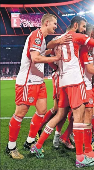  ?? ?? Los jugadores del Bayern celebran el gol de Kimmich.