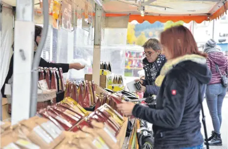  ?? FOTOS: MANDY STREICH ?? Teemischun­gen sind nur ein Artikel von vielen, die die Kunden beim Martinimar­kt in Veringenst­adt mit nach Hause nehmen.