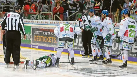  ?? Foto: Osnapix ?? Eigentlich wollten die Panther in dieser Szene den Treffer von Patrick McNeill (rechts) zum 2:0 gegen die Düsseldorf­er EG bejubeln. In der gleichen Szene verletzte sich allerdings Thomas J. Trevelyan schwer am Oberschenk­el.