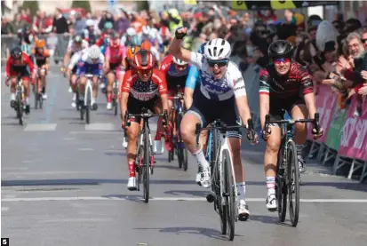  ??  ?? 5 Doblete de Lotta Lepistö. La veloz finlandesa del Trek-Segafredo ganó los dos sprints masivos en Vila-real y en Sagunto.